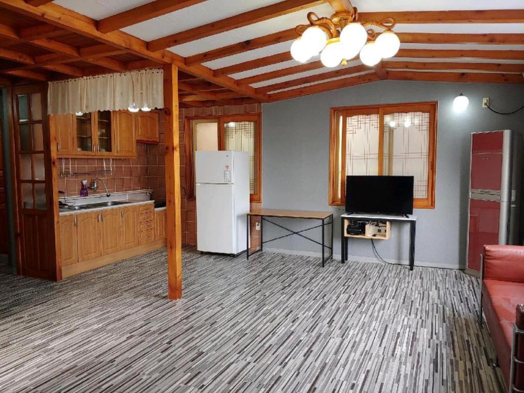 ג'גו Emerald Ace Hotel מראה חיצוני תמונה