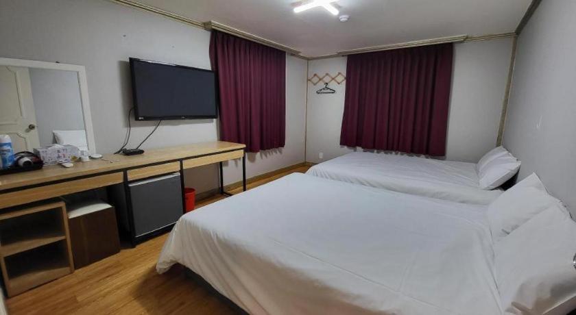 ג'גו Emerald Ace Hotel מראה חיצוני תמונה